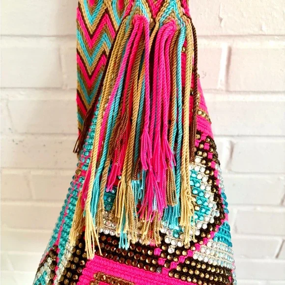 Handmade Pink Patterned Columbian Wayuu Bag with Gems - Picture 5 of 10